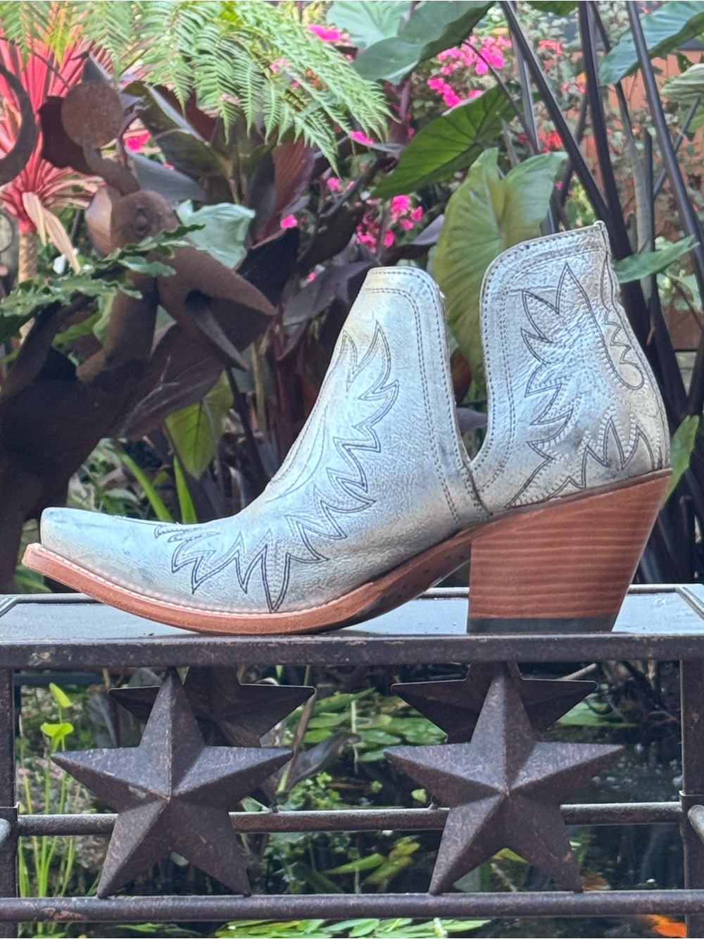 ARIAT DIXON SILVER SZ 9 SNIP TOE BOOTIES